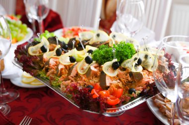 Gefilte balığı bir ziyafet masada