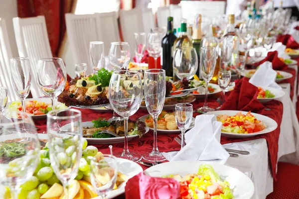 Servido para una mesa de banquete —  Fotos de Stock