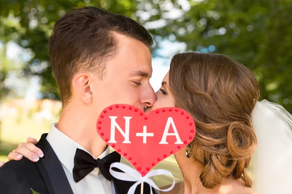 Junge Braut und Bräutigam küssen — Stockfoto