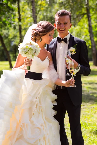 Молодая невеста и жених — стоковое фото