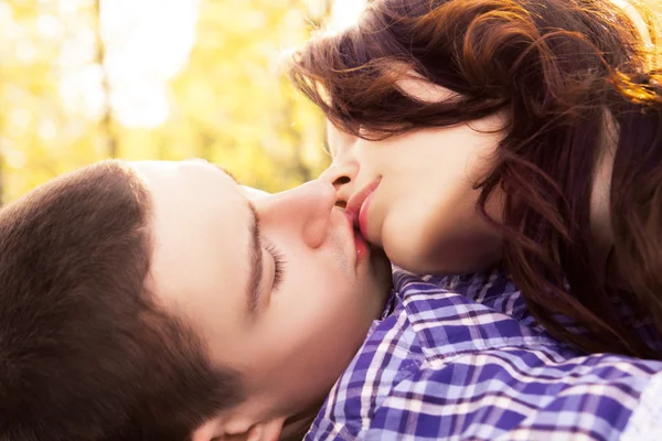 Jovem casal feliz beijando — Fotografia de Stock