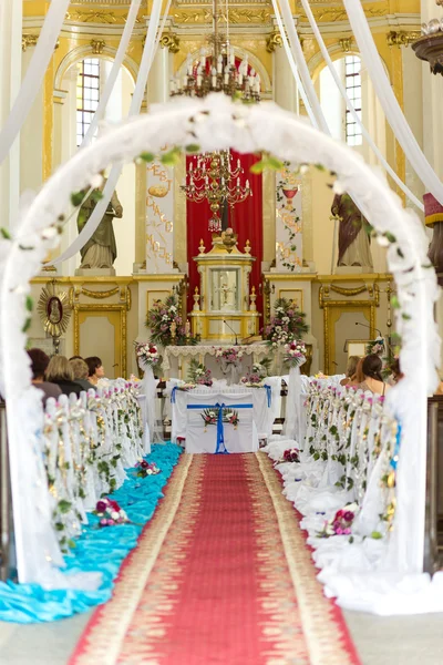 Église prête pour la cérémonie de mariage — Photo