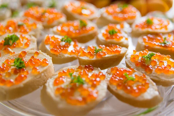 Tallrik med smörgåsar med röd kaviar — Stockfoto
