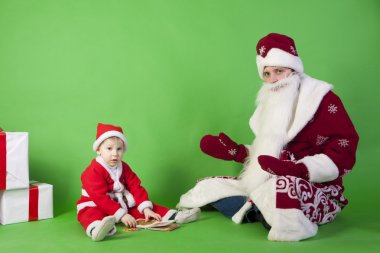 Baba ve Noel Baba kostümü giymiş