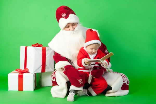 Baba ve Noel Baba kostümü giymiş — Stok fotoğraf