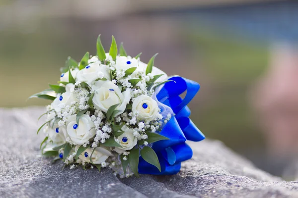 Svatební kytice z bílých růží — Stock fotografie