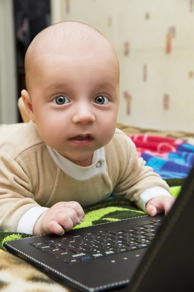 Bebé jugando con el portátil . — Foto de Stock