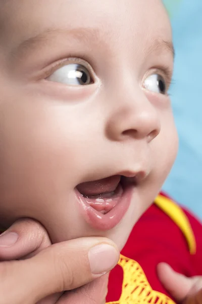 Baby toont het kalf tanden — Stockfoto