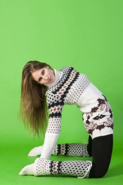 oturup güzel bir genç kadın