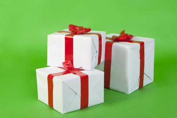 Цветные коробки с рождественскими подарками — стоковое фото