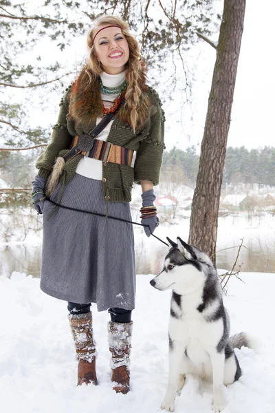 Joyeux jeune femme debout avec chien husky sibérien — Photo