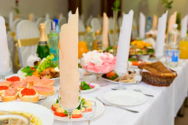 Servido para uma mesa de banquetes — Fotografia de Stock