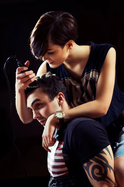 Jeune fille punk coupe son petit ami — Photo