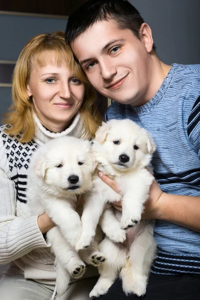 Lyckliga paret med swiss shepherd valp — Stockfoto