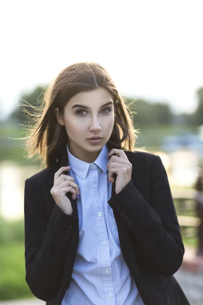 Schöne junge brünette Mädchen — Stockfoto