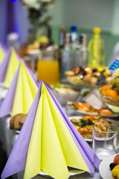 Servido para uma mesa de banquetes — Fotografia de Stock