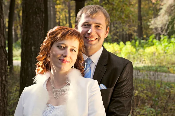 Happy bride and groom — Stock Photo, Image