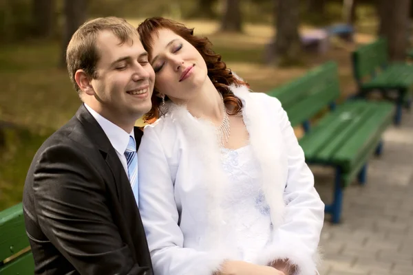 Happy bride and groom — Stock Photo, Image