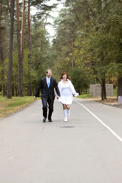 Happy bride and groom — Stock Photo, Image