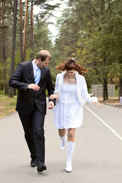 Happy bride and groom — Stock Photo, Image