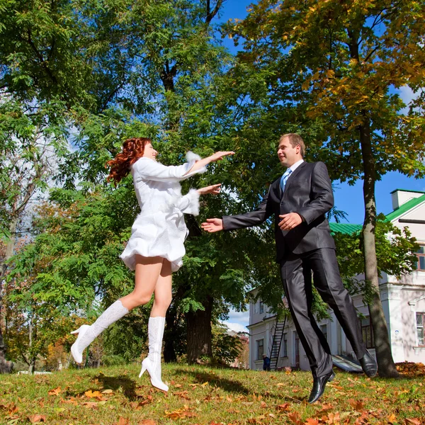 Lyckliga bruden och brudgummen — Stockfoto