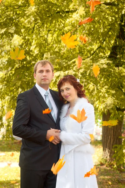 Lyckliga bruden och brudgummen — Stockfoto