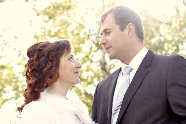 Happy bride and groom — Stock Photo, Image