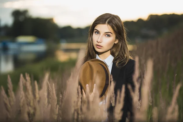 Mooi lachende hipster meisje — Stockfoto