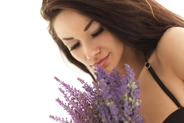 Portret van een jonge vrouw rekening houdend lavendel — Stockfoto
