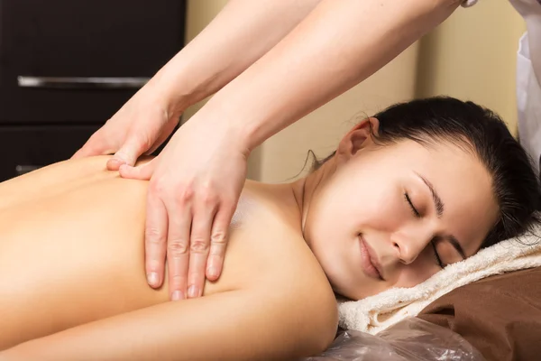 Bella giovane donna rilassante con massaggio alle mani — Foto Stock