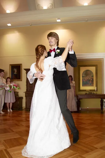 Ženich a nevěsta tančí — Stock fotografie