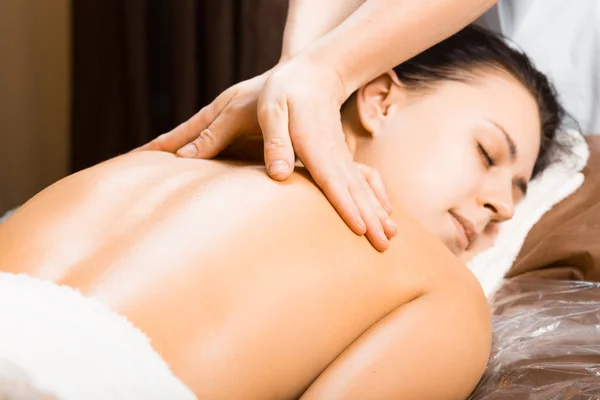 Mulher bonita relaxante com massagem nas mãos — Fotografia de Stock