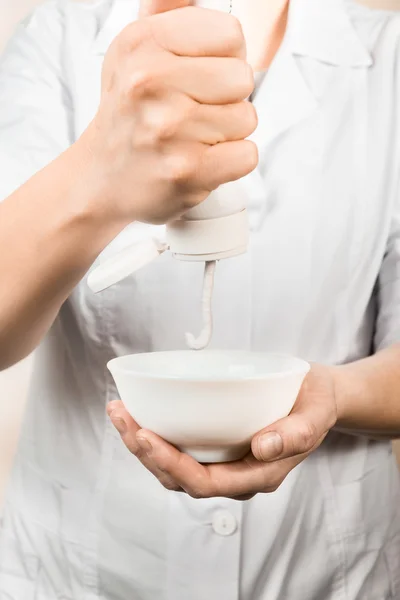 Crema cosmética se aprieta de un tubo — Foto de Stock