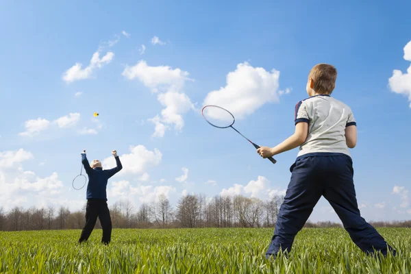 Aile - badminton oynarken iki küçük çocuk