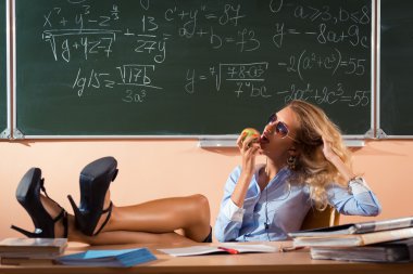 güzel genç seksi öğretmen