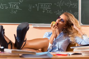 güzel genç seksi öğretmen