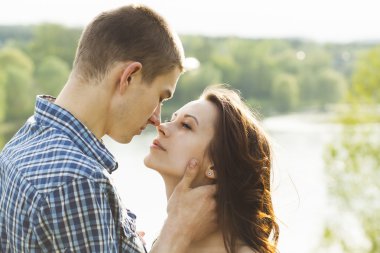 güzel genç bir çift kucaklayan