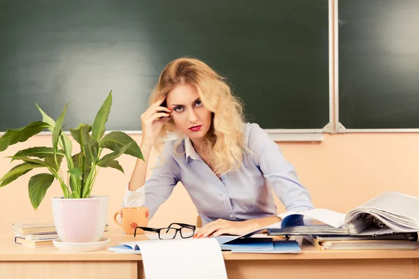 Profesora cansada revisando las pruebas . —  Fotos de Stock