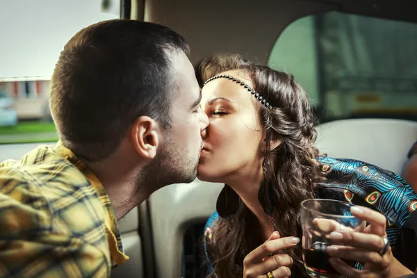 Young couple kissing — Stock Photo, Image