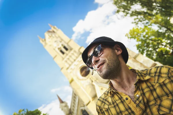 Exzentrischer betrunkener junger Mann — Stockfoto