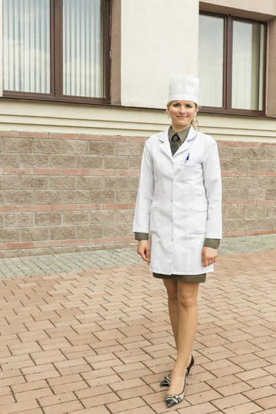 Jovem enfermeira militar — Fotografia de Stock