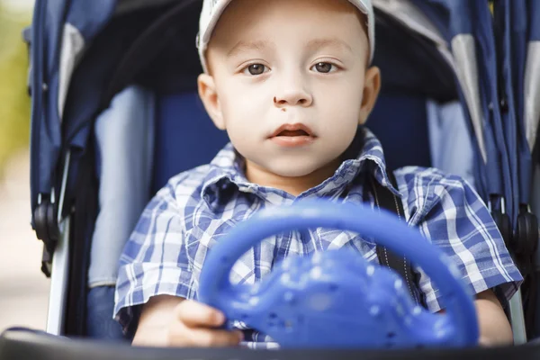 Liten pojke i en buggy — Stockfoto