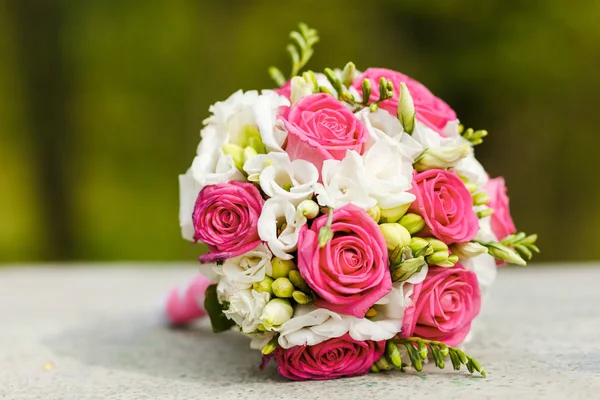 Ramo de boda de rosas rojas blancas — Foto de Stock