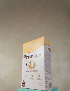 Volkovysk, Belarus - 24 Eylül 2021: Genç çocukları beslemek için süt tozu karışımı BELLAKT PreMIUM 1. Karışımın bileşimi ve özellikleri anne sütüne mümkün olduğunca yakın. 1 yaşın altındaki çocuklar için tavsiye edilir. Evet.