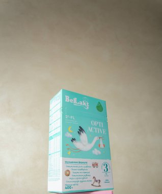 Volkovysk, Belarus - 24 Eylül 2021: Süt içeceği BellaKT Optiv Aktif 3 vitamin ve minerallerle zenginleştirildi. Karışımda oligosakkarit anne sütü var. 12 aydan büyük çocuklar için tavsiye edilir. Yan görünüm.