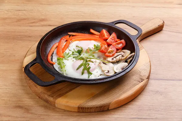 Engels Ontbijt Kookpan Met Gebakken Eieren Peper Champignons Tomaten Houten — Stockfoto