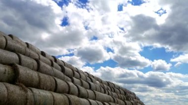 Büyük bir samanlığın üzerinde süzülen beyaz bulutlarla zaman atlaması