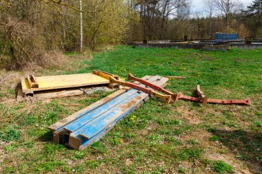 Siper destekleri için bileşenler. Siperin duvarlarını korumak için metal destekler.