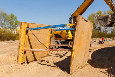 Siper duvarlarının önlemek için metal yüklenmesini destekler. Astar duvarlar çöken işçiler Kaydet korur.