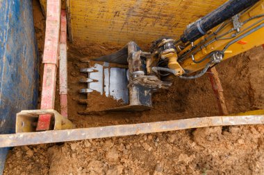 Metal siper destekli siper inşaatı duvarların çökmesini engelliyor ve işçileri kurtarıyor. Üst görünüm.